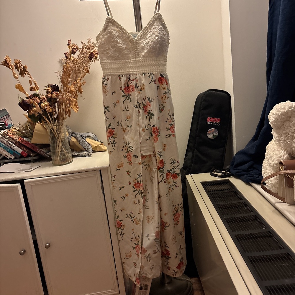 GORGEOUS cream dress with flowers SIZE MEDIUM